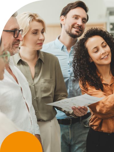Groupe d'entrepreneurs qui travaillent